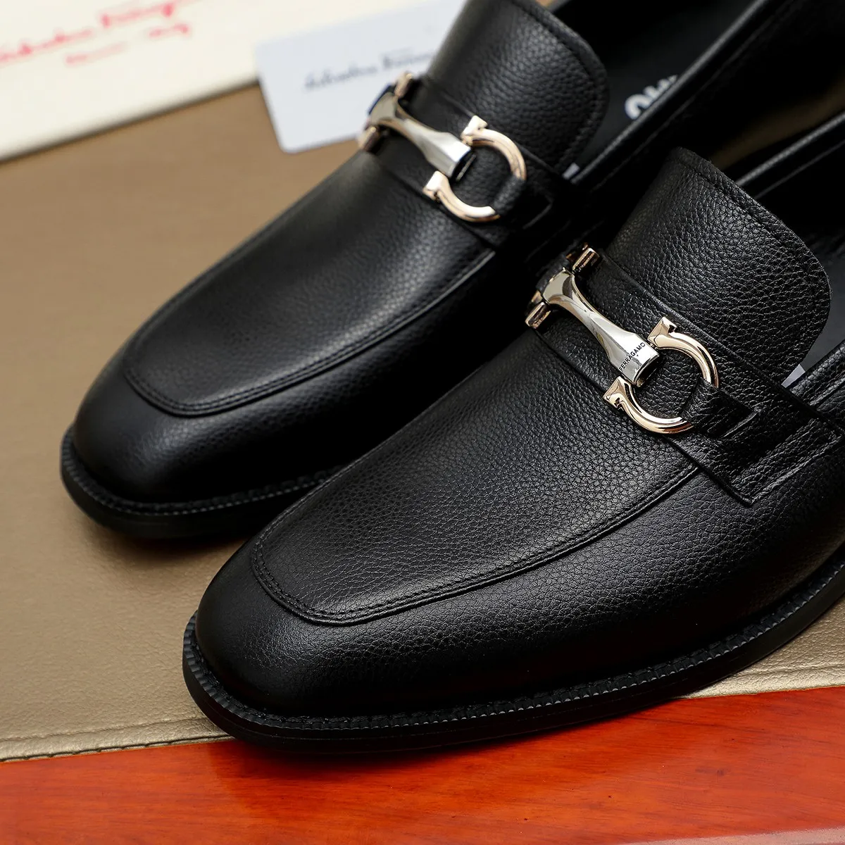 Men's shoes💰420🔥Ferragamo new men's formal shoes🇨🇳Official website original 1:1 mold opening, original quality💯Fine workmanship, high-end luxury shoes☘ The surface is made of imported Italian first-layer cowhide🌴🐑Leather lining🍓Rubber wear-resistant and non-slip outsole, breathable and comfortable to wear🍍The first choice for high-grade men, size 39-45 (38.46. Can be customized)